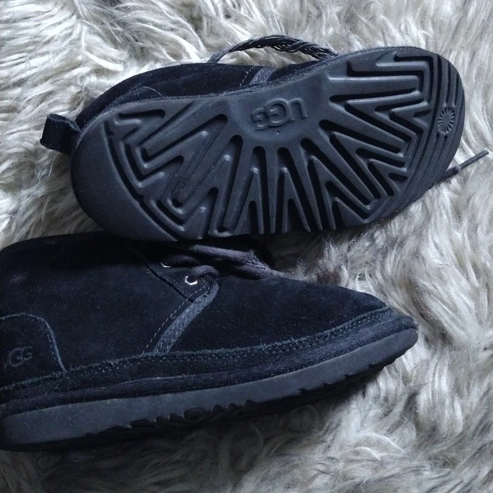 UGG elegant black
